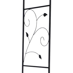 Zbliżenie metalowego łuku różanego, czarna krata z motywem liści dla roślin ogrodowych.