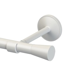 Zbliżenie białego karnisza t.b.t. z uchwytem.