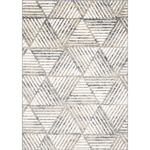 Nowoczesny dywan z geometrycznym wzorem trójkątów w odcieniach szarości i beżu.