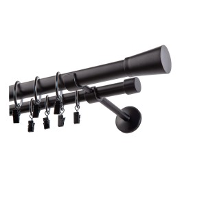 Podwójny karnisz w kolorze czarnym z pierścieniami i haczykami do zasłon.