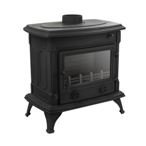 Czarny piec kominkowy z szybą dla przytulnego ciepła w domu.