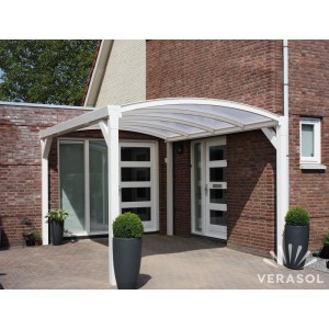 Biała wiata garażowa t.b.t. z przezroczystym dachem przed domem.