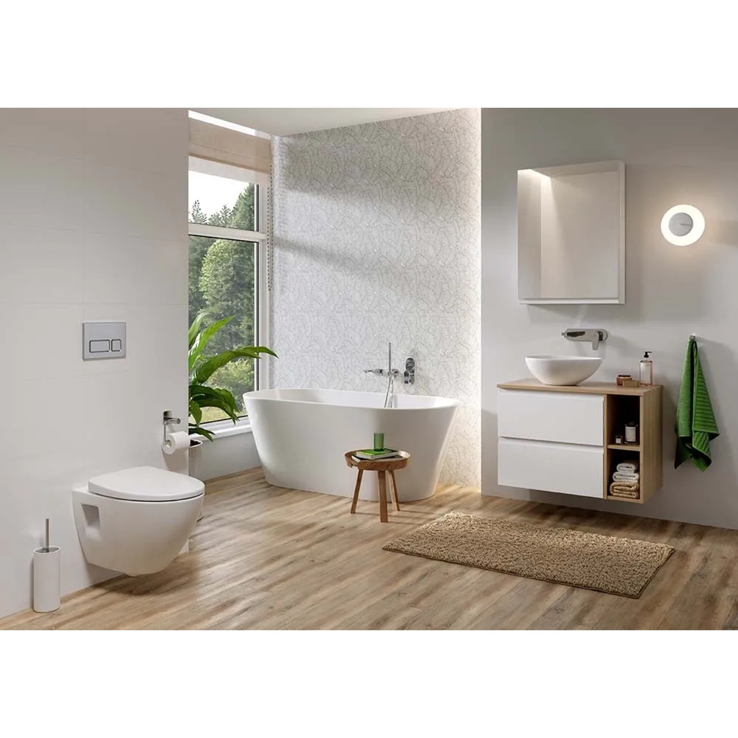 Nowoczesna łazienka z wanną, szafką z lustrem i WC.