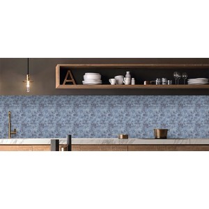 Ściana nad blatem kuchennym z folią samoprzylepną t.b.t. w kolorze niebiesko-szarym ze wzorem.