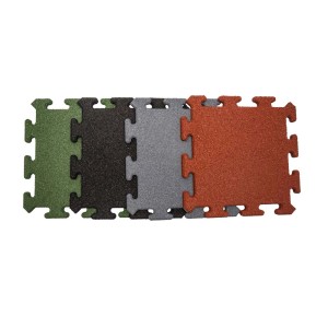 Wielokolorowe maty do zabawy jako puzzle, Dalszy sprzęt do zabawy.