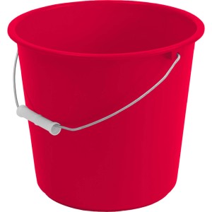 Czerwone wiadro do sprzątania z uchwytem do prac porządkowych.