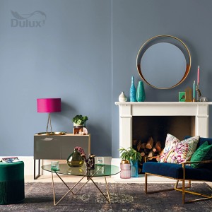 Salon z niebieską farbą na ścianach. Dekoracja z meblami i akcesoriami.