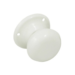 Biały zestaw klamek do drzwi, klasyczny okrągły kształt. Okucia do drzwi wewnętrznych.