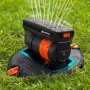 Gardena Sprinklersystem Zraszacz wynurzalny prostokątny OS 140 w akcji na trawniku. System nawadniania do powierzchni prostokątnych.