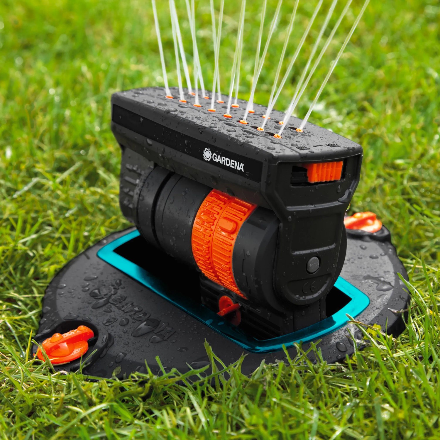 Gardena Sprinklersystem Zraszacz wynurzalny prostokątny OS 140 w akcji na trawniku. System nawadniania do powierzchni prostokątnych.