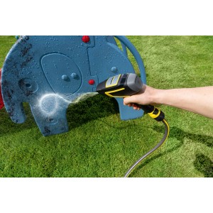 t.b.t. urządzenie do czyszczenia powierzchni w użyciu, czyszczące niebieską powierzchnię w ogrodzie.