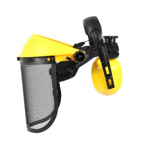 Żółty kask leśny z wizjerem i nausznikami do pracy z pilarką.