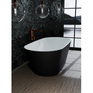 Wolnostojąca wanna w kolorze czarno-białym na tle ciemnej ściany i okna.