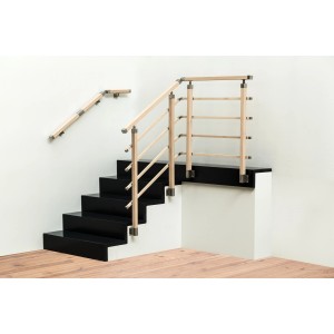 Schody z drewnianą balustradą i poręczą na ścianie. Kategoria: Poręcze i balustrady.