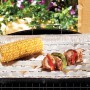 Kwadratowa tacka do grillowania z kolbą kukurydzy i szaszłykiem, przybory do delikatnego grillowania.