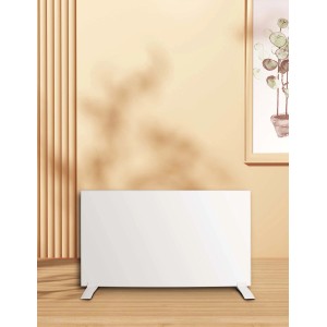 Biały, płaski grzejnik t.b.t. na beżowej ścianie i drewnianej podłodze. Elektryczne urządzenie grzewcze.