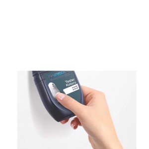 Dłoń trzyma tester koloru "Morski Granat" Easycare przy ścianie. Paleta kolorów farb ściennych.