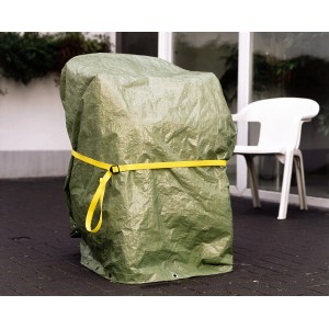 Przykryty przedmiot zabezpieczony żółtym pasem (25 mm, 2,5 m) do transportu.