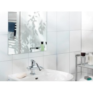 Taśma montażowa LUX w łazience: Lustro, umywalka i bateria na białej ścianie z płytek.