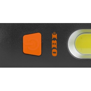 Zbliżenie: Lampa robocza OBI COB-LED z pomarańczowym przyciskiem zasilania i światłem.
