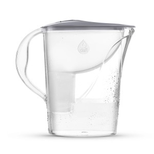 Dzbanek filtrujący t.b.t. do czystej wody pitnej w kuchni.