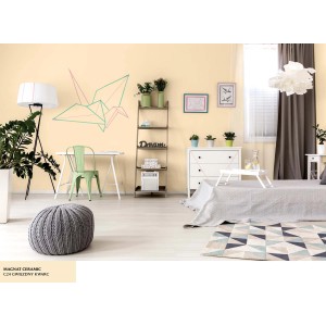 Jasna sypialnia z pastelową żółtą farbą na ścianach i dekoracją origami.