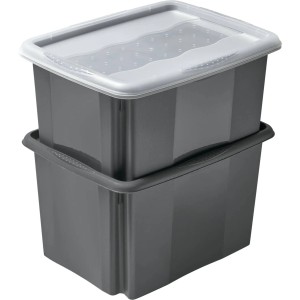 Szare pojemniki do przechowywania t.b.t., dwa ułożone jeden na drugim, z przezroczystą pokrywą.