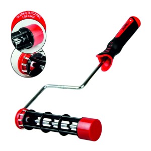 Wałek malarski t.b.t. z czerwonym uchwytem i czarnym korpusem.