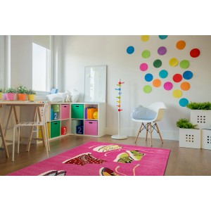 Różowy dywan z motywem butów w pokoju dziecięcym. Dywan z krótkim włosiem.