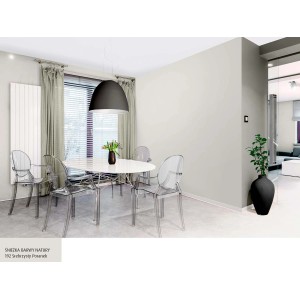 Pokój z farbą do ścian t.b.t., stół z przezroczystymi krzesłami i dekoracje.