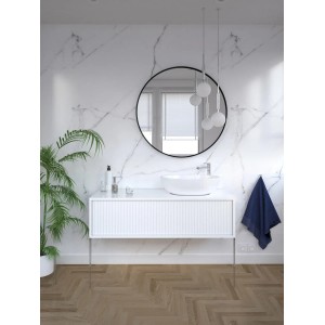 Nowoczesna łazienka z okrągłym lustrem, białą szafką umywalkową i lampą wiszącą. Lustra dla stylowego otoczenia.