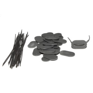 Szare klipsy mocujące i drut do mat ogrodzeniowych.