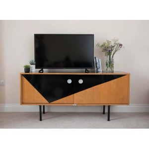 Czarna folia samoprzylepna d-c-fix lakier na komodzie, 45x200 cm, do projektowania mebli.