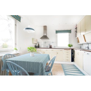 Niebiesko-biały obrus na stole w kuchni. Kategoria: Obrusy OBI.