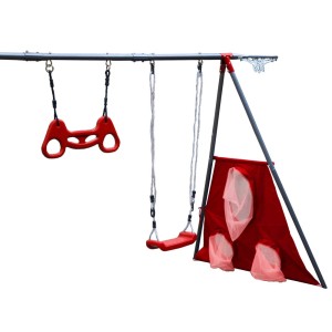 Plac zabaw z huśtawką, trapezem i ścianką wspinaczkową w kolorze czerwonym i szarym.