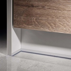 Zbliżenie blatu kuchennego z teksturą drewna i białą ramą.