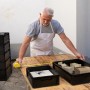 Czarny Eurobox-System Box pełna ściana 40x30x22cm z mężczyzną i miarką.