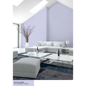 Salon z liliową farbą na ścianie. Kolorowe farby do ścian dla nowoczesnego wnętrza.