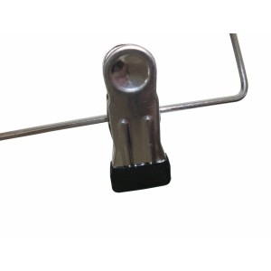 Zbliżenie srebrnego klipsa do wieszaka na spodnie firmy t.b.t.