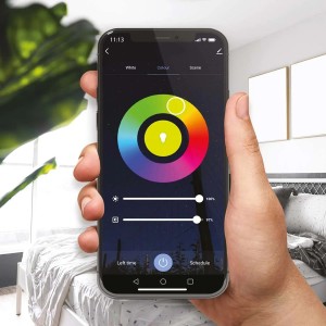 Smartfon z aplikacją do sterowania żarówką LED E14. Widoczne koło kolorów i regulacja jasności.