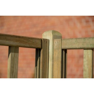 Zbliżenie drewnianego słupka do ogrodzeń i płotów ogrodowych.