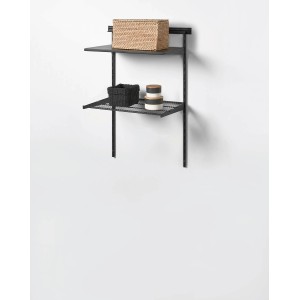 Czarna metalowa półka z siatki drucianej (60x43x7,2 cm) z koszami do przechowywania na ścianie.