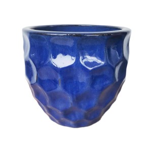 Niebieska doniczka t.b.t. o teksturowanej powierzchni do roślin domowych.
