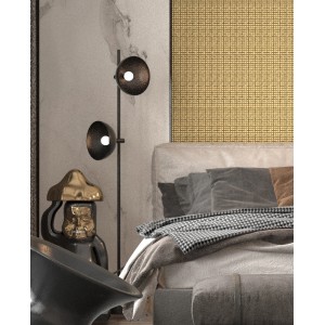 Dekoracyjna sypialnia ze złotą mozaikową ścianą, lampą podłogową i rzeźbą.