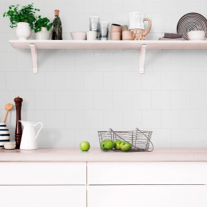 Jasna kuchnia wyłożona płytkami t.b.t. Farby do glazury, półki z dekoracjami.