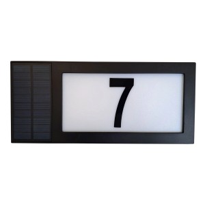 Czarna solarna lampa z numerem domu 7. Kinkiet solarny.