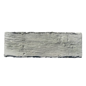 Szara płyta tarasowa/chodnikowa t.b.t. z teksturą drewna do użytku zewnętrznego.