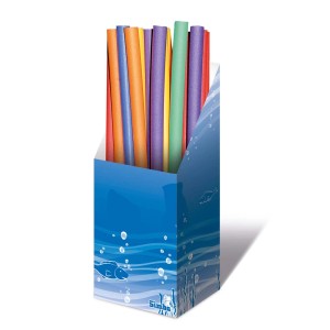 Comfy makarony do pływania w różnych kolorach w stojaku ekspozycyjnym.