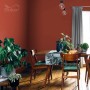 Pokój dzienny z terakotową farbą ścienną Dulux. Kolorowe farby do ścian.