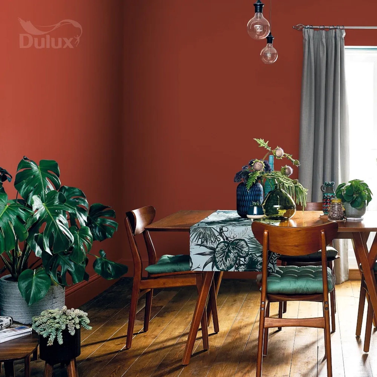 Pokój dzienny z terakotową farbą ścienną Dulux. Kolorowe farby do ścian.